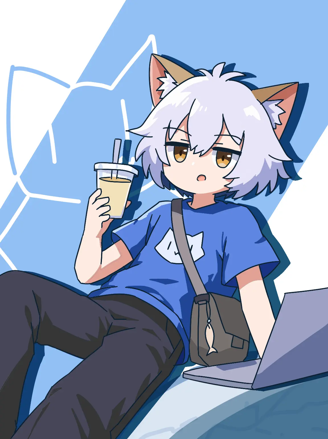 银白短发、金色眼睛的猫耳少年 Enceladus 坐在电脑旁